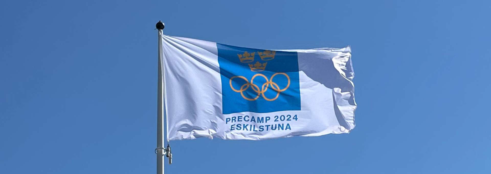 Precamp flagga på Rådhusbron i Eskilstuna